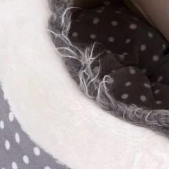 White Dots Snuggle Den 40 X 40 X 28 Cm (L X W X H) 5 White Dots Snuggle Den 40 X 40 X 28 Cm (L X W X H) -Zooplus Store 346777 kuschelhoehle white dots 06 07 2013 3